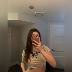 🆕 Beige crop top with butterfly